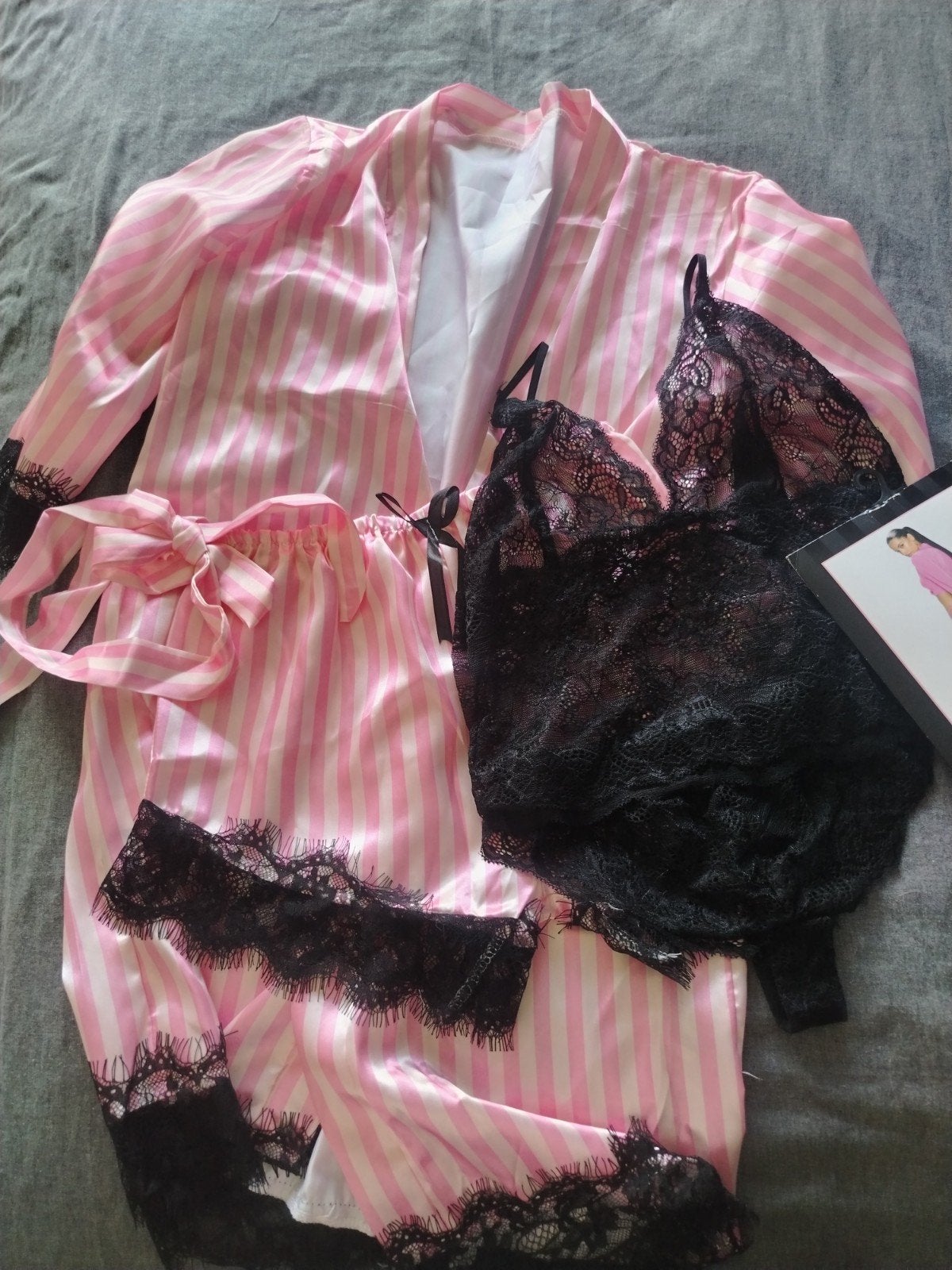 Luxe satijnen nachtkleding 4 delig  set - roze/zwart S, Kleding | Dames, Ondergoed en Lingerie, Ophalen of Verzenden, Roze, Nachtkleding