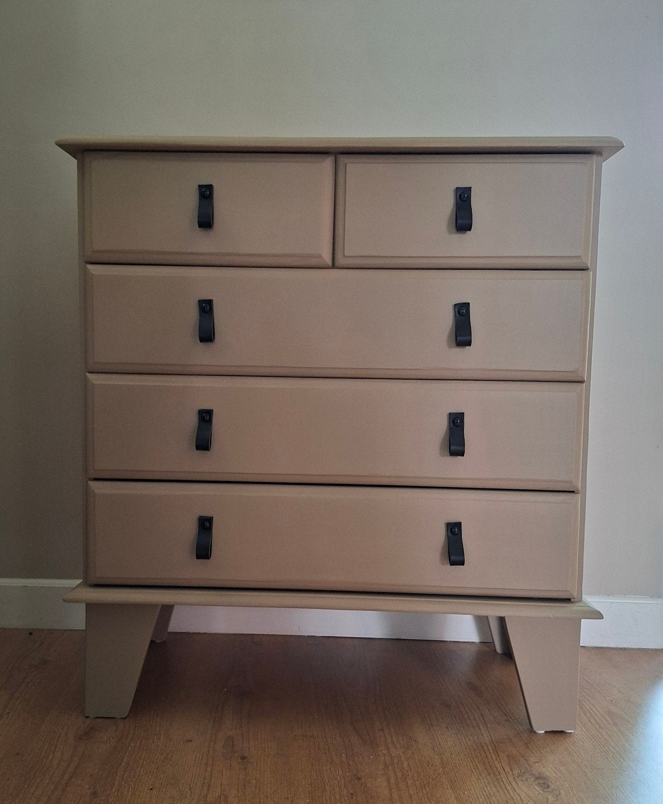 Gerestylde ladekast. Taupe, zandkleur met leren greepjes., Huis en Inrichting, Kasten | Ladekasten, Ophalen, 50 tot 100 cm, Zo goed als nieuw