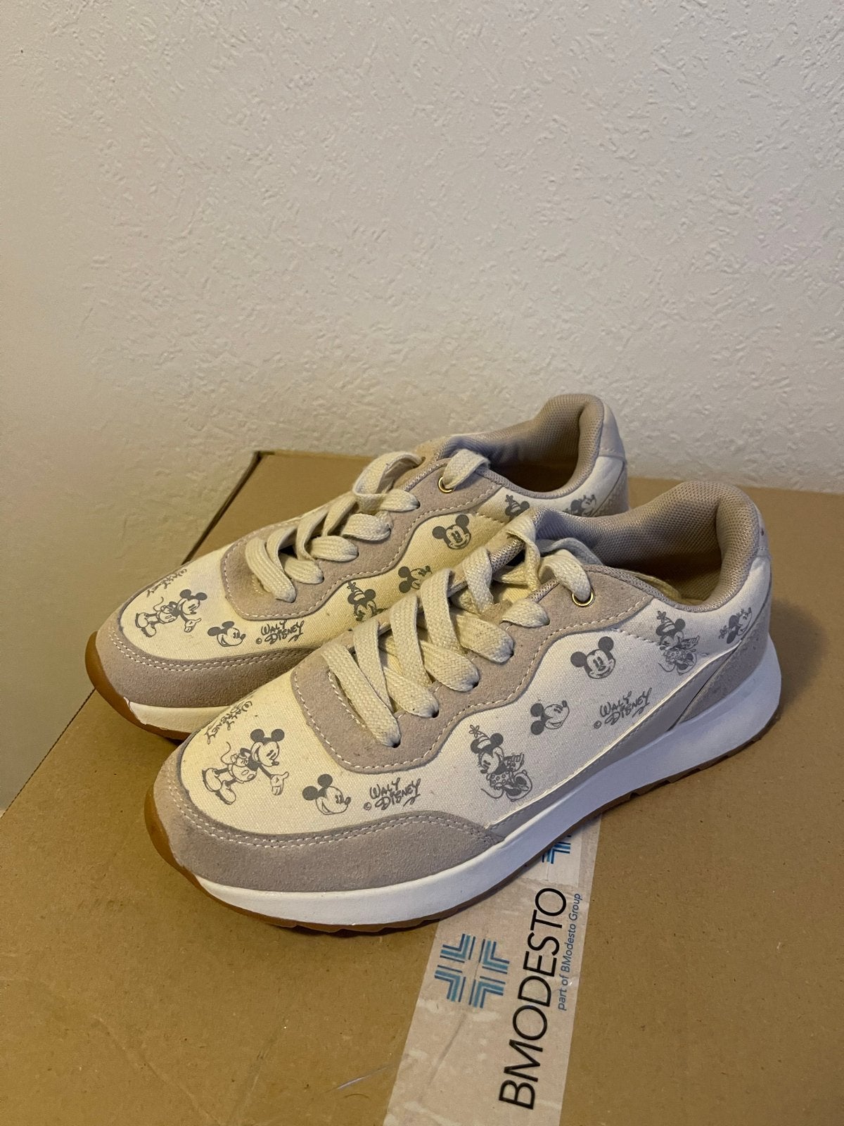 Disney Mickey Mouse Sneakers - Zo goed als nieuw, Kleding | Dames, Ophalen of Verzenden, Zo goed als nieuw, Beige, Sneakers of Gympen