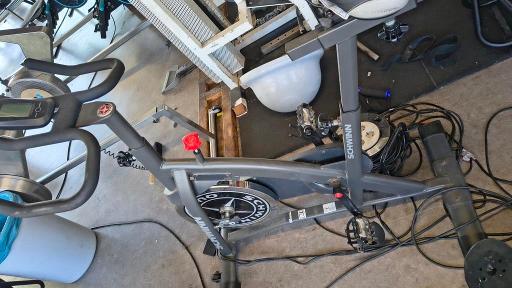 Twee spinfietsen met vliegwiel (opknappers), Ophalen, Gebruikt, Benen, Spinningfiets