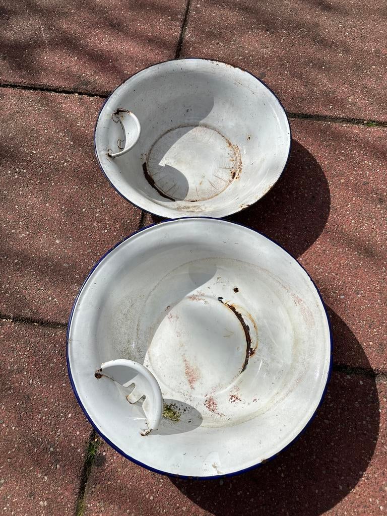 Twee oude emaille wasteiltjes - Brocante decoratie, Antiek en Kunst, Ophalen of Verzenden