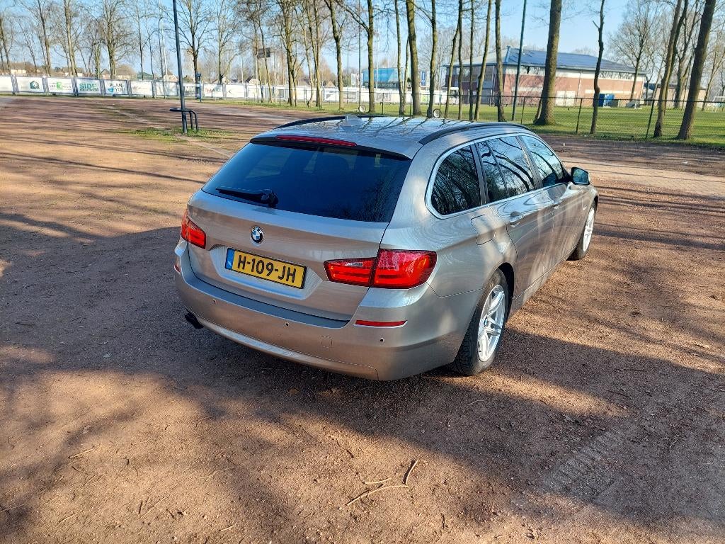 BMW 5-Serie 523i 204pk Aut. 2011 Kaschmir Zilver Metallic, Auto's, Euro 5, Achterwielaandrijving, Overige kleuren, 2000 kg