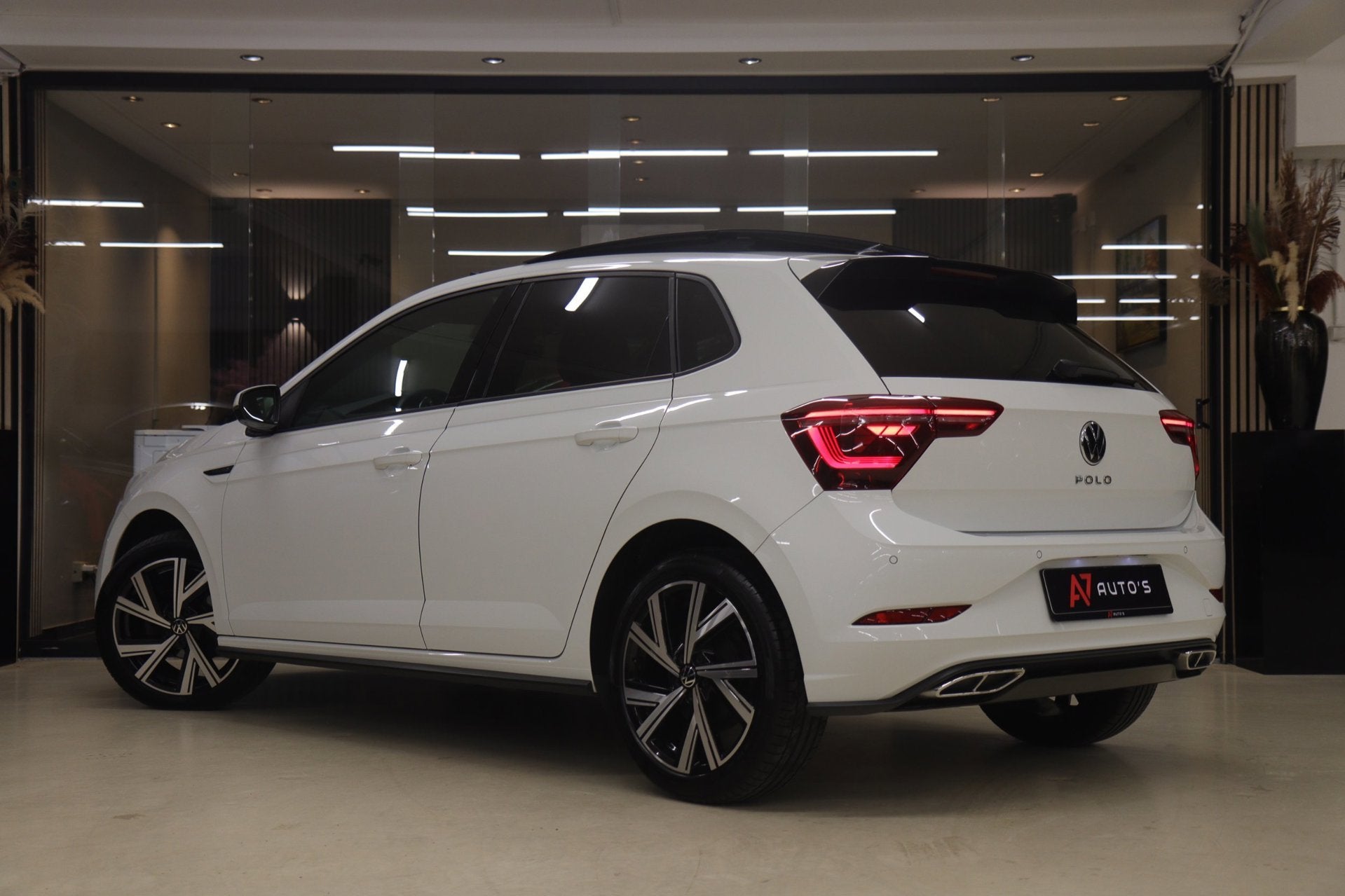 Volkswagen POLO 1.0 TSI R-Line Business PANO/STOELV/CARPLAY/, Gebruikt, Euro 6, Leder en Stof, Wit