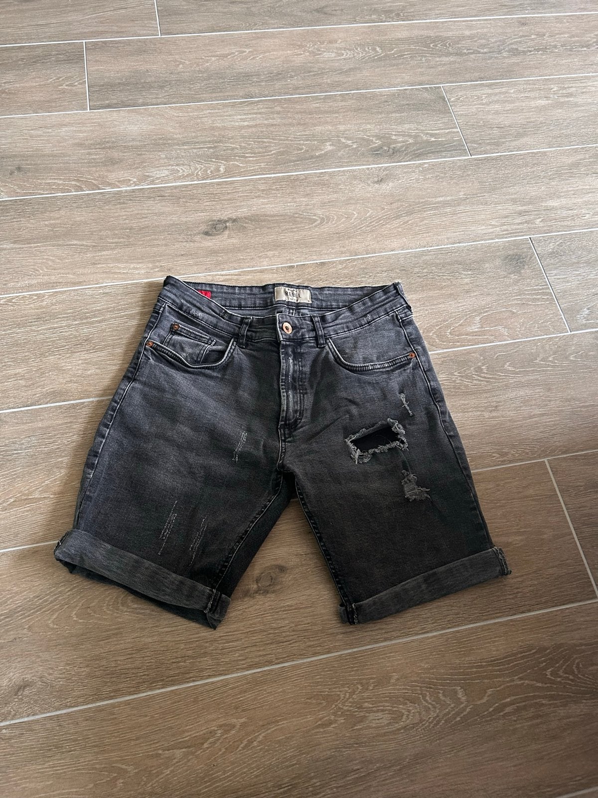 Zwarte denim shorts met scheuren - Maat M, Ophalen of Verzenden, Zo goed als nieuw, Zwart, Overige jeansmaten