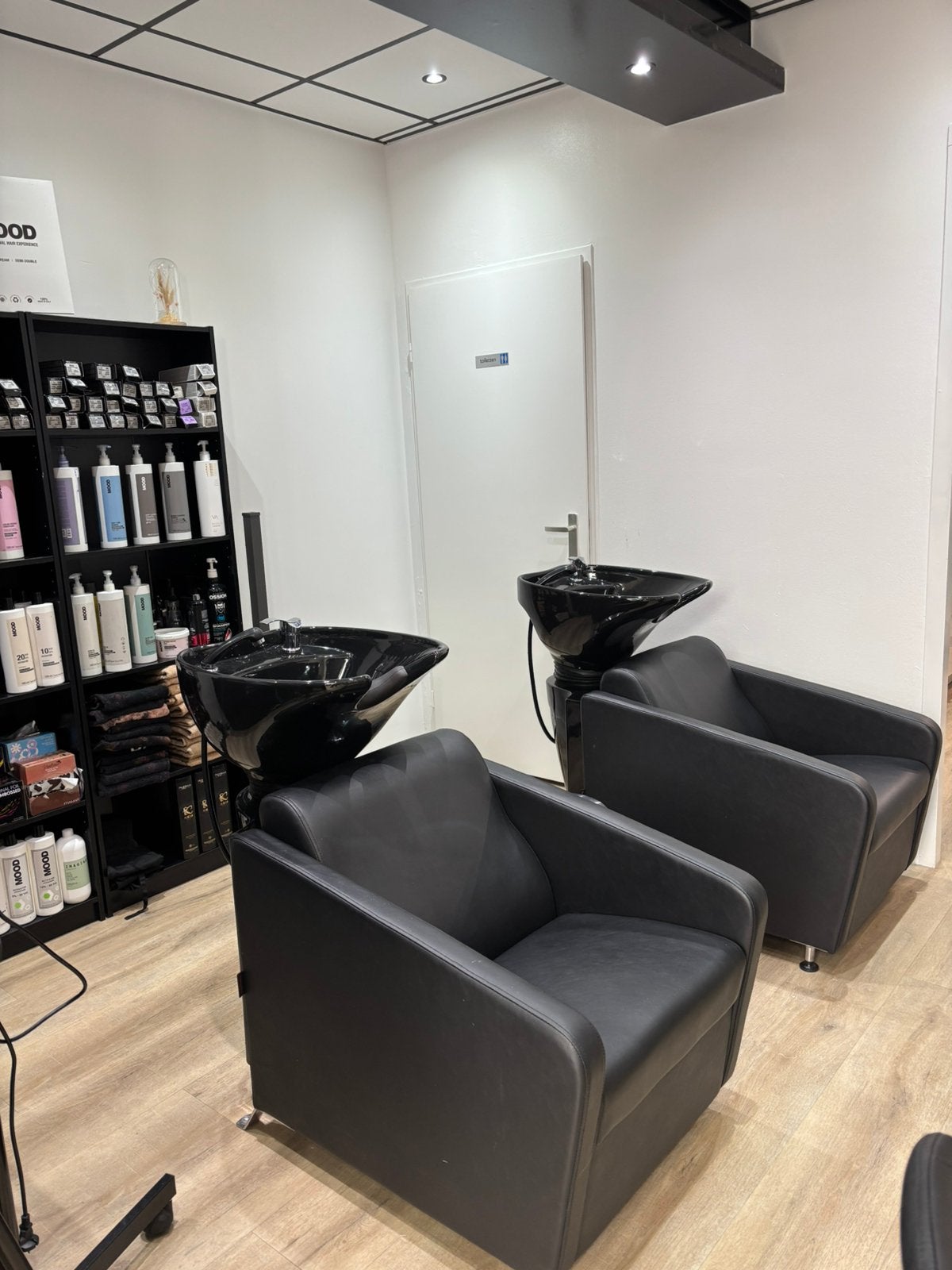 Wasbakken en pomp stoelen, kapperstoelen zwart. Hairway, Permanenten