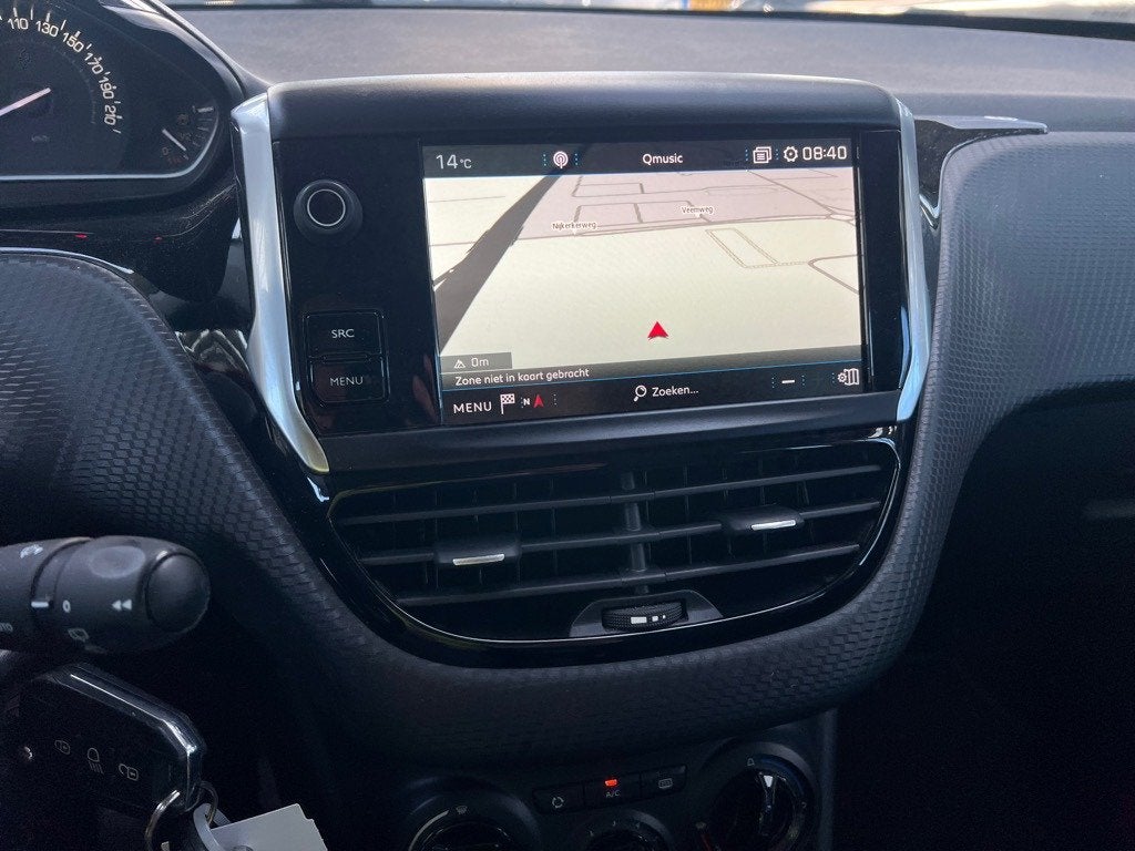 Foto 10 van Peugeot 208 1.2 5D NAP Airco Navi scherm Trekhaak CarPlay Nw