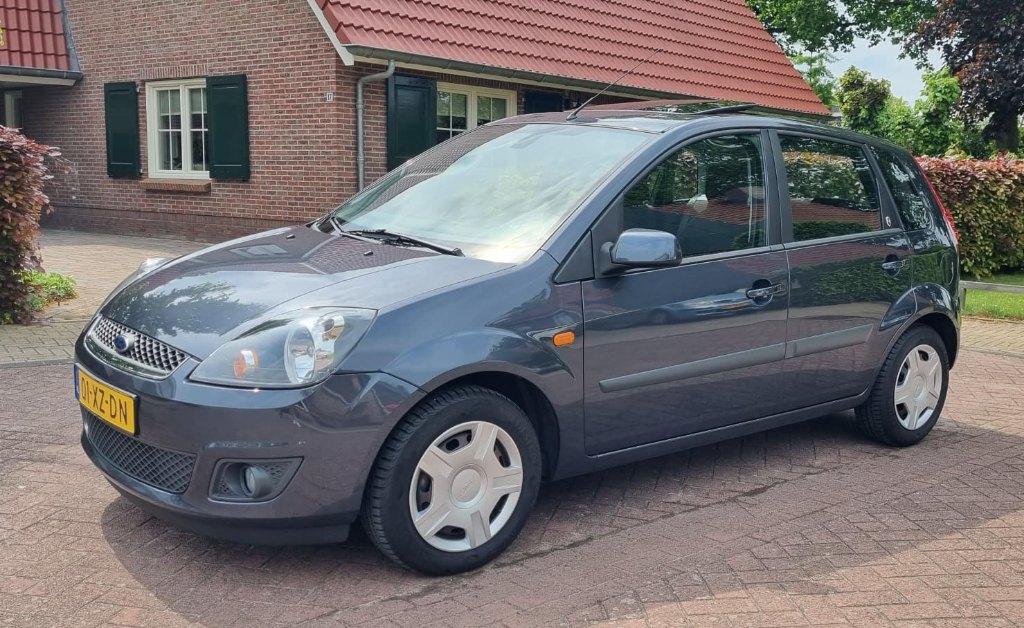 Ford Fiesta 1.6 16V 5DR GHIA Eerste eigenaar, 1596 cc, Stof, 40 €/maand, Zwart