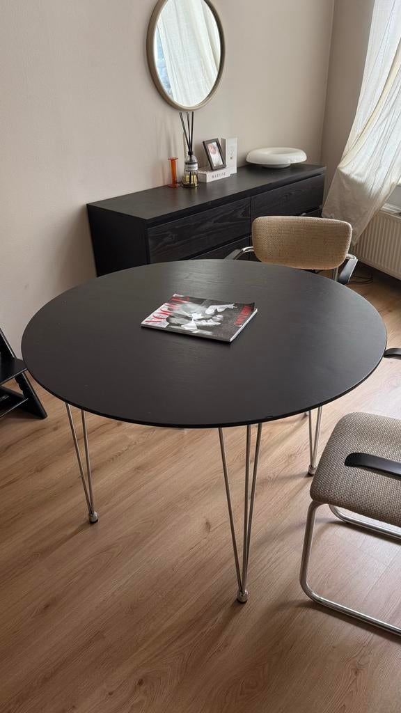 Mid-century design ronde tafel, zwart blad, stalen poten, Huis en Inrichting, Tafels | Eettafels, Ophalen, Gebruikt, 100 tot 150 cm