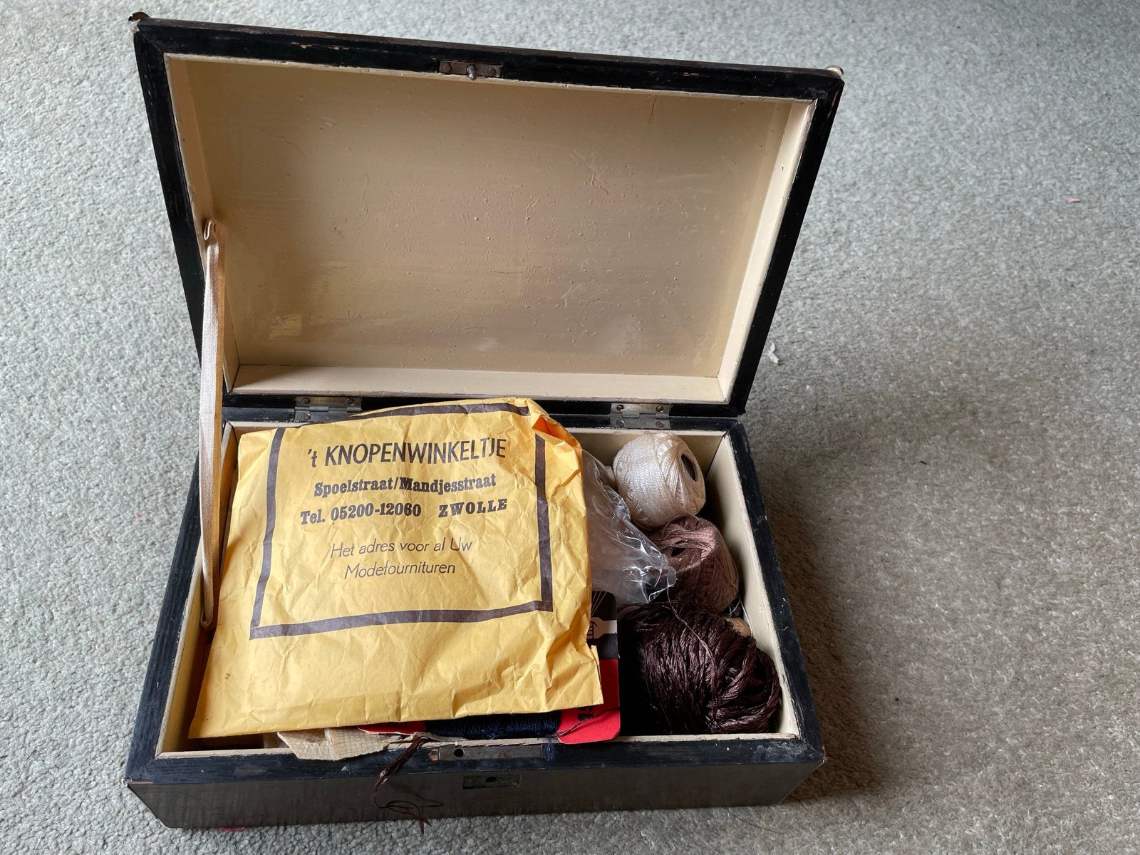 Vintage Naaidoos met Inhoud - 't Knopenwinkeltje Zwolle, Hobby en Vrije tijd, Naaien en Fournituren, Ophalen of Verzenden, Gebruikt