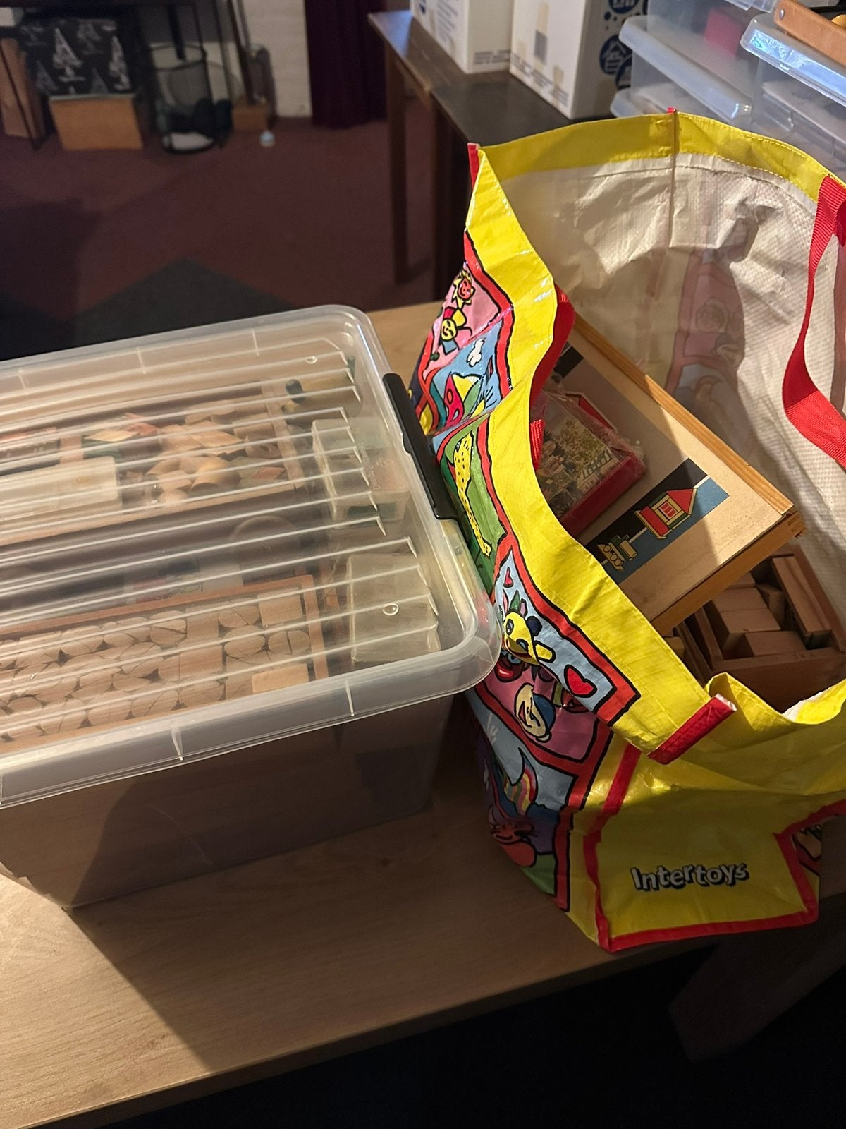 Houten blokken en speelgoed grote bak en tas vol, Ophalen, Gebruikt, Overige typen