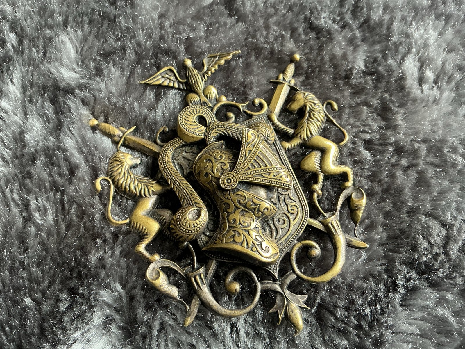 Vintage Broche Wapenschild met Leeuwen en Zwaarden, Overige materialen, Gebruikt, Ophalen of Verzenden, Goud