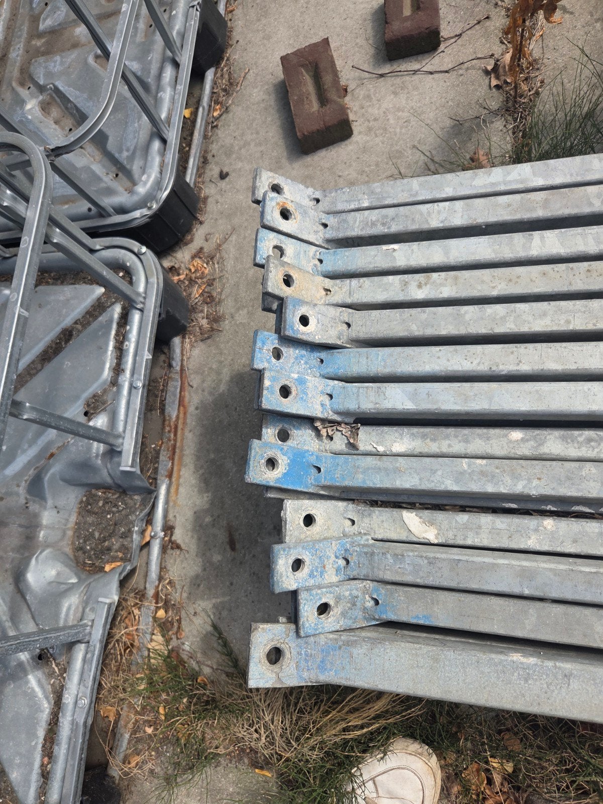 Ongeveer 70 gebruikte schoren voor muren, Ophalen of Verzenden, Gebruikt, Overige typen, Minder dan 2 meter