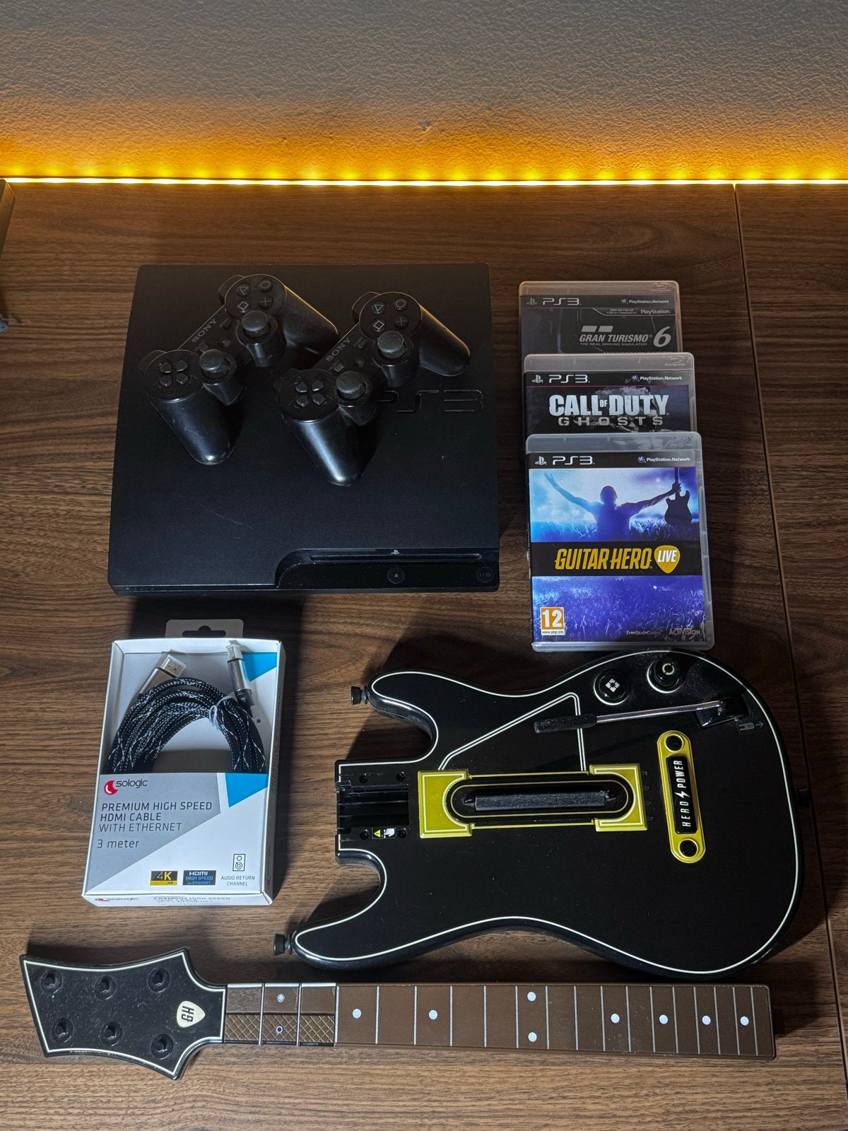 PlayStation 3 Slim met 2 controllers, 3 games en Guitar Hero, Ophalen, 250 GB, Met 3 controllers of meer, Slim