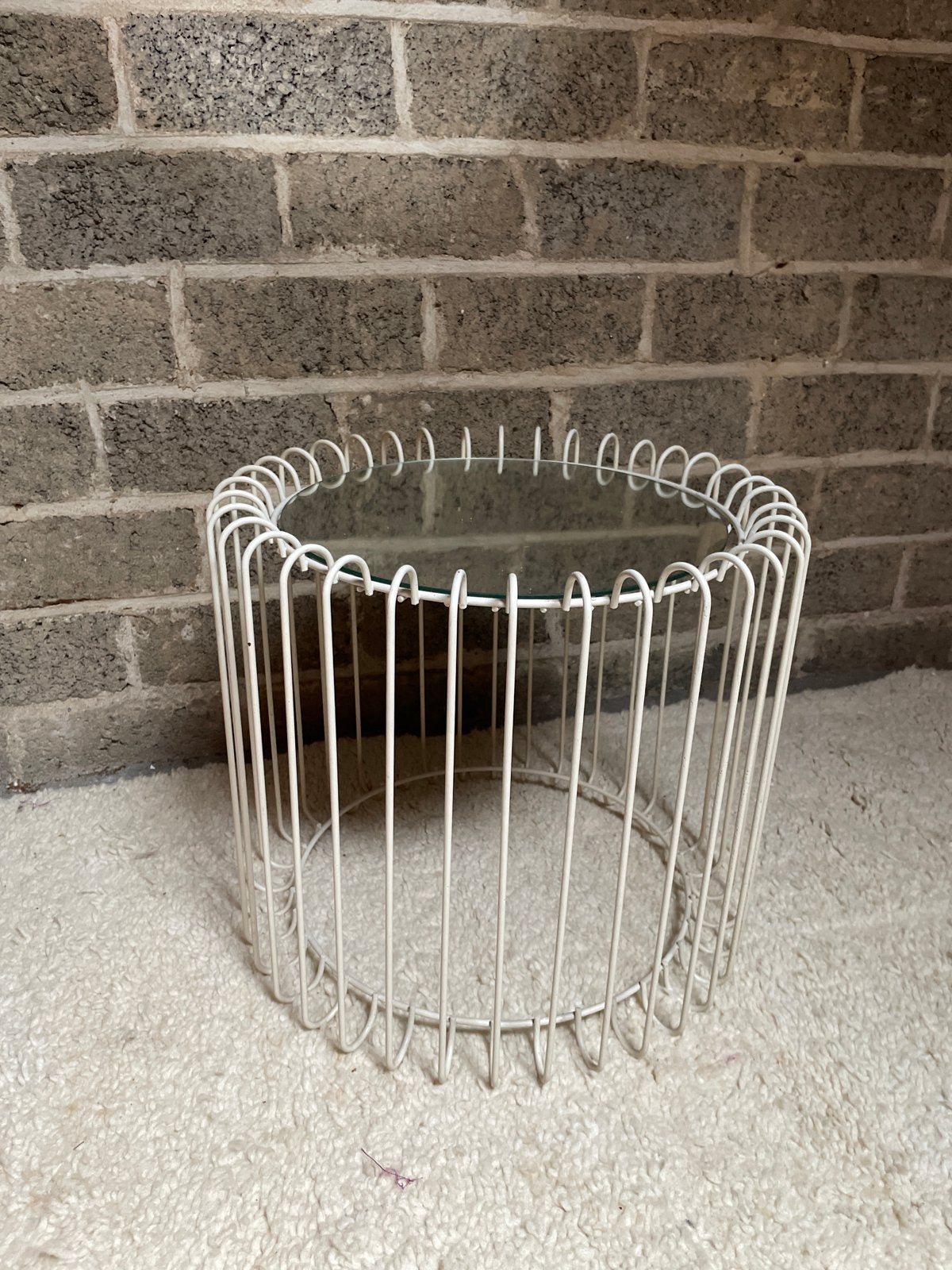 Vintage ronde salontafel met glazen spiegelblad - Wit metaal, Minder dan 45 cm, Minder dan 55 cm, Gebruikt, Metaal of Aluminium