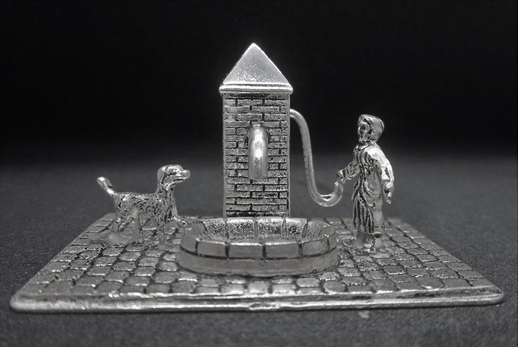 ZILVEREN MINIATUUR VROUW MET HOND BIJ WATERPOMP, Antiek en Kunst, Ophalen, Zilver