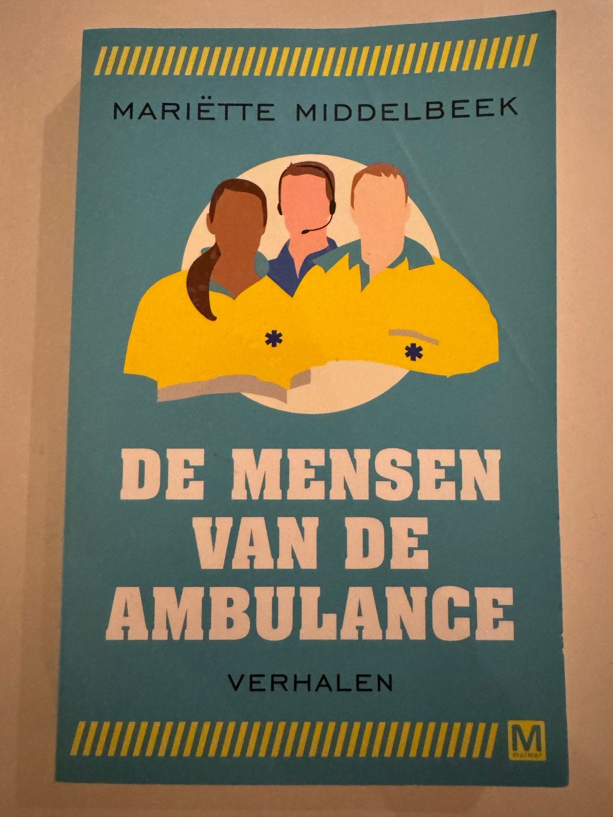 De Mensen van de Ambulance - Mariëtte Middelbeek, Boeken, Ophalen of Verzenden, Zo goed als nieuw, Nederland