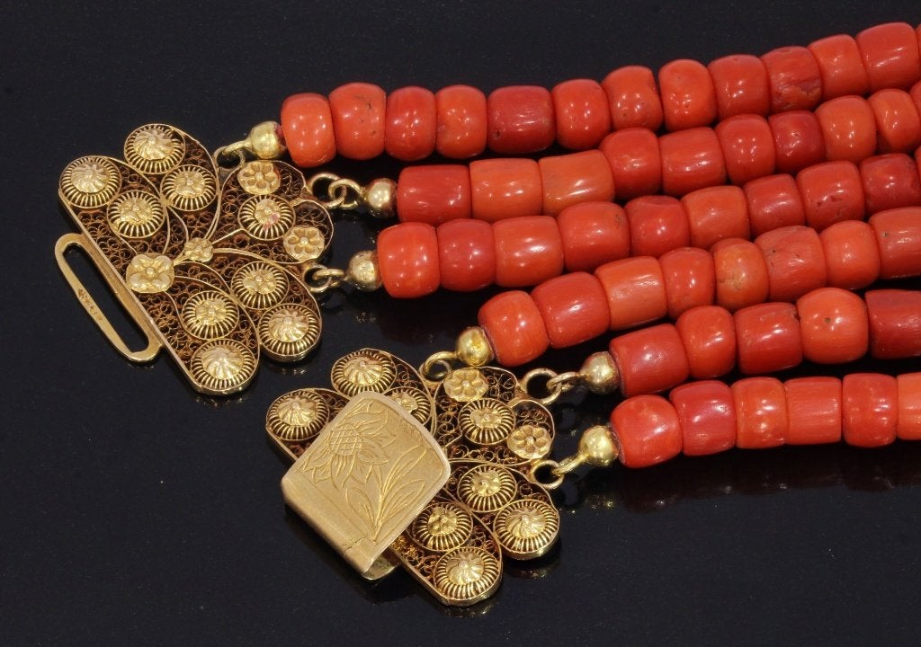 Bloedkoraal antieke ketting zeer fraai slot goud 18k Zeeland, Ophalen of Verzenden, Goud, Ketting, Met edelsteen