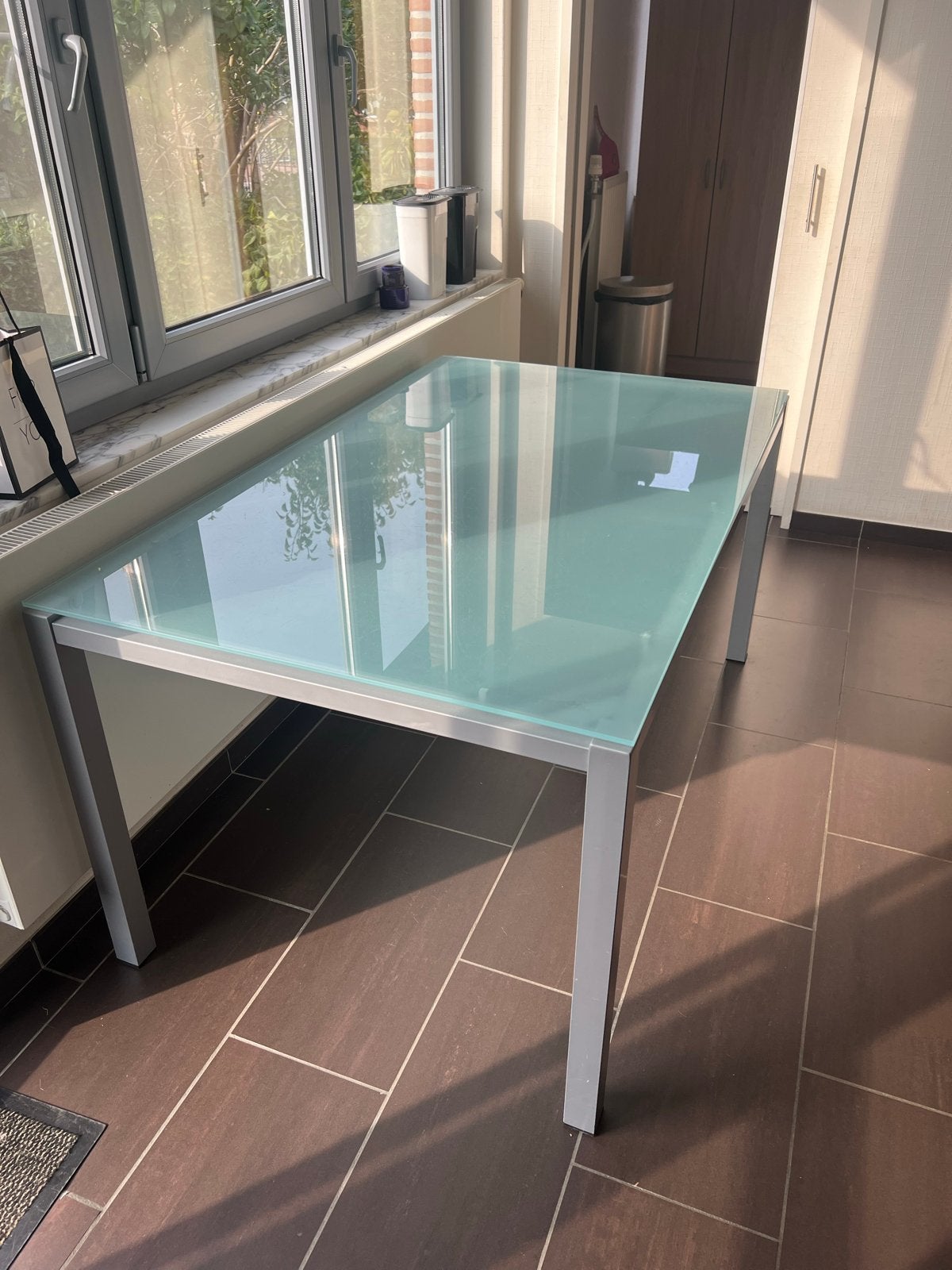 Moderne keukentafel met metalen frame en glazen blad, Ophalen, Gebruikt, 100 tot 150 cm, 50 tot 100 cm