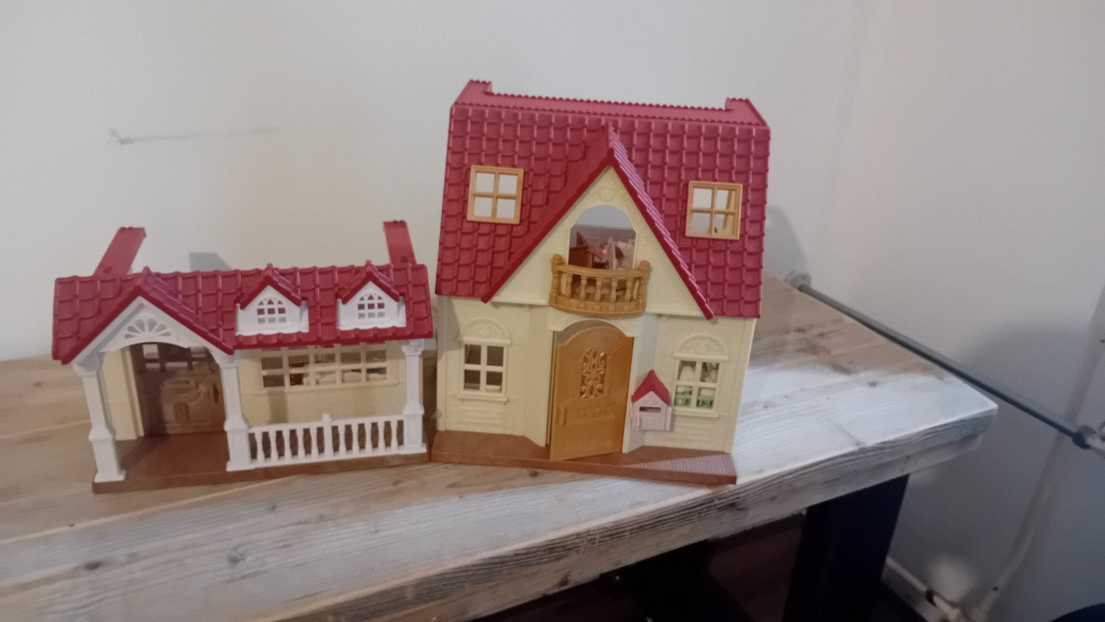Sylvanian Families huis met meubels en 6 figuren, Kinderen en Baby's, Speelgoed | Poppenhuizen, Ophalen of Verzenden, Gebruikt