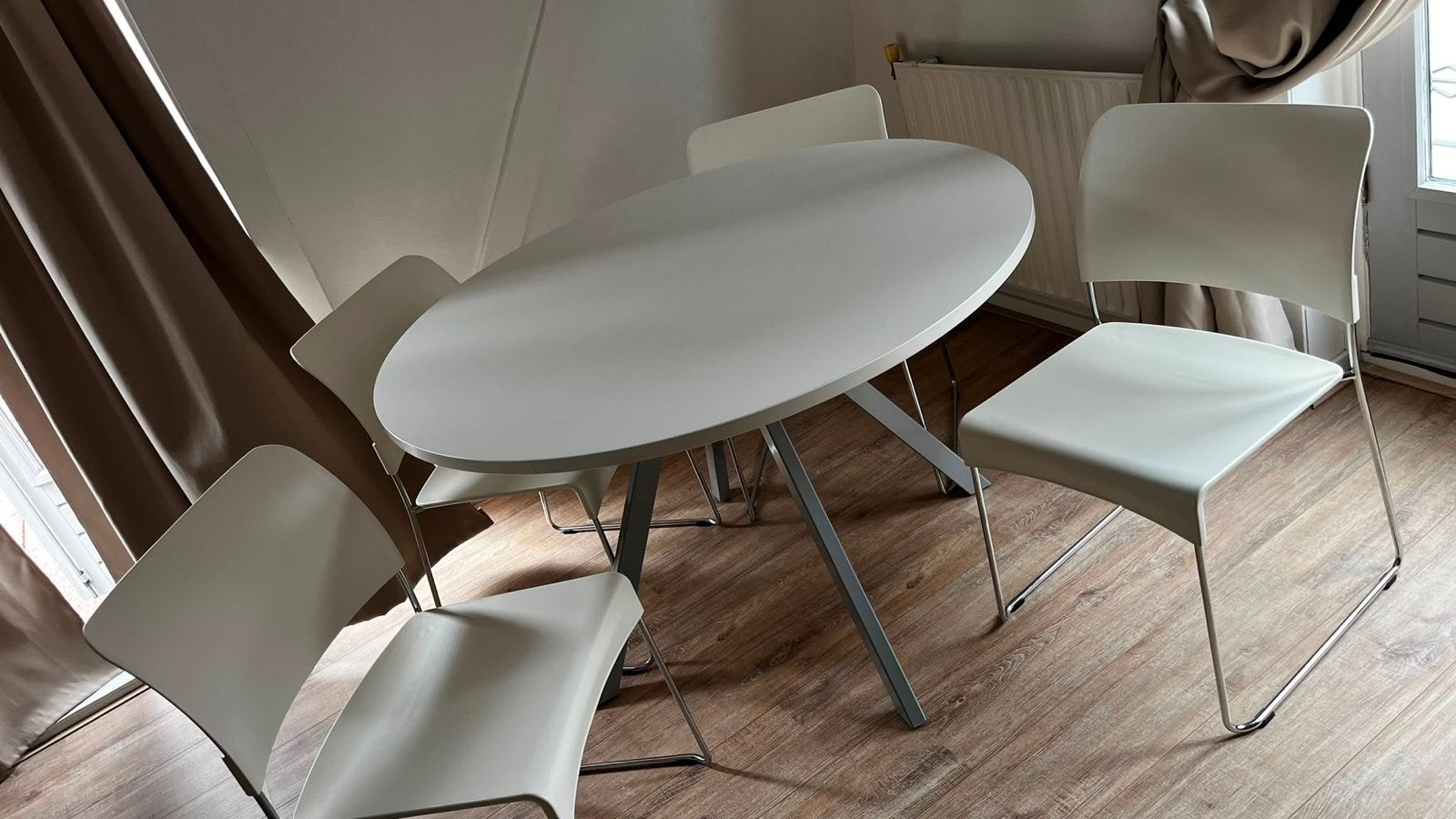 Eettafel met stoelen en comfortabele bank, Gebruikt, 150 tot 200 cm, Driepersoons, 75 tot 100 cm