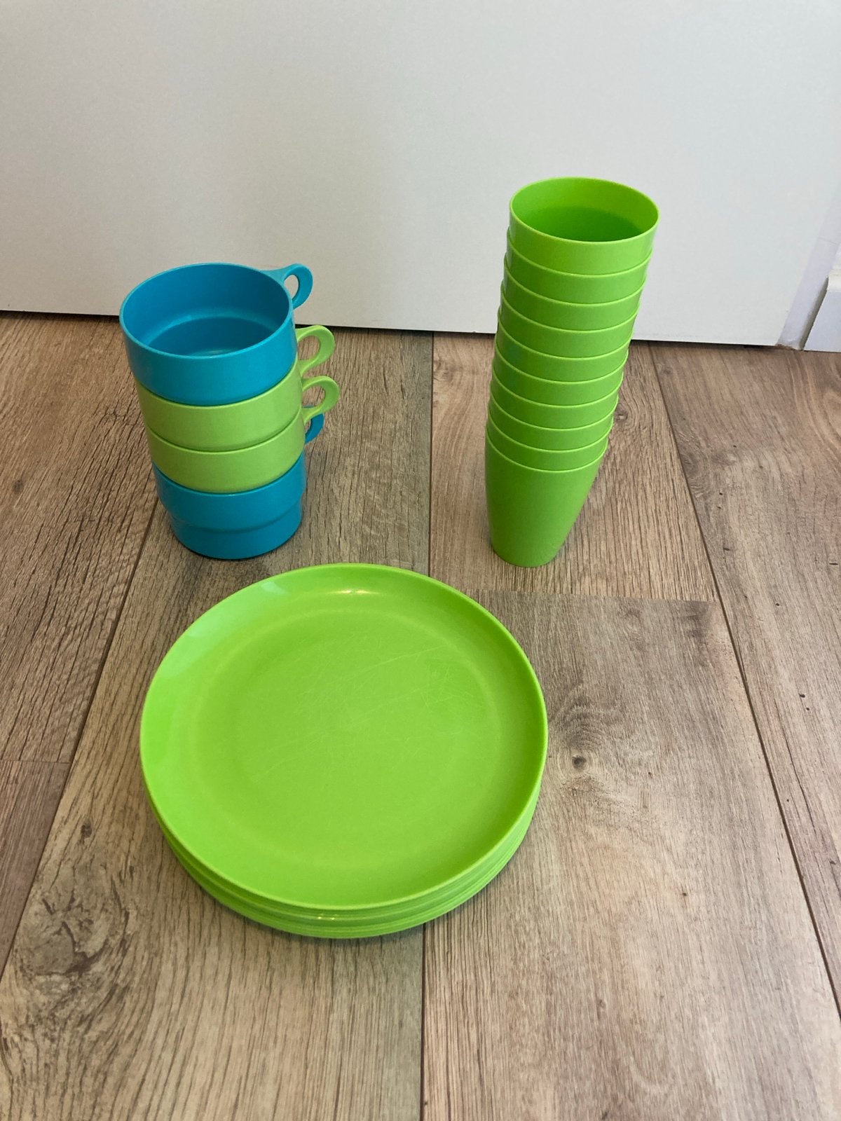 Camping servies set: 12 borden, 10 bekers, kommen (gebruikt), Ophalen of Verzenden, Gebruikt