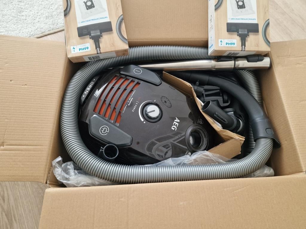 AEG VX6-2-CB-P (incl. 2 pakken zakken & vele accessoires), Stofzak, Stofzuiger, Ophalen of Verzenden, Zo goed als nieuw