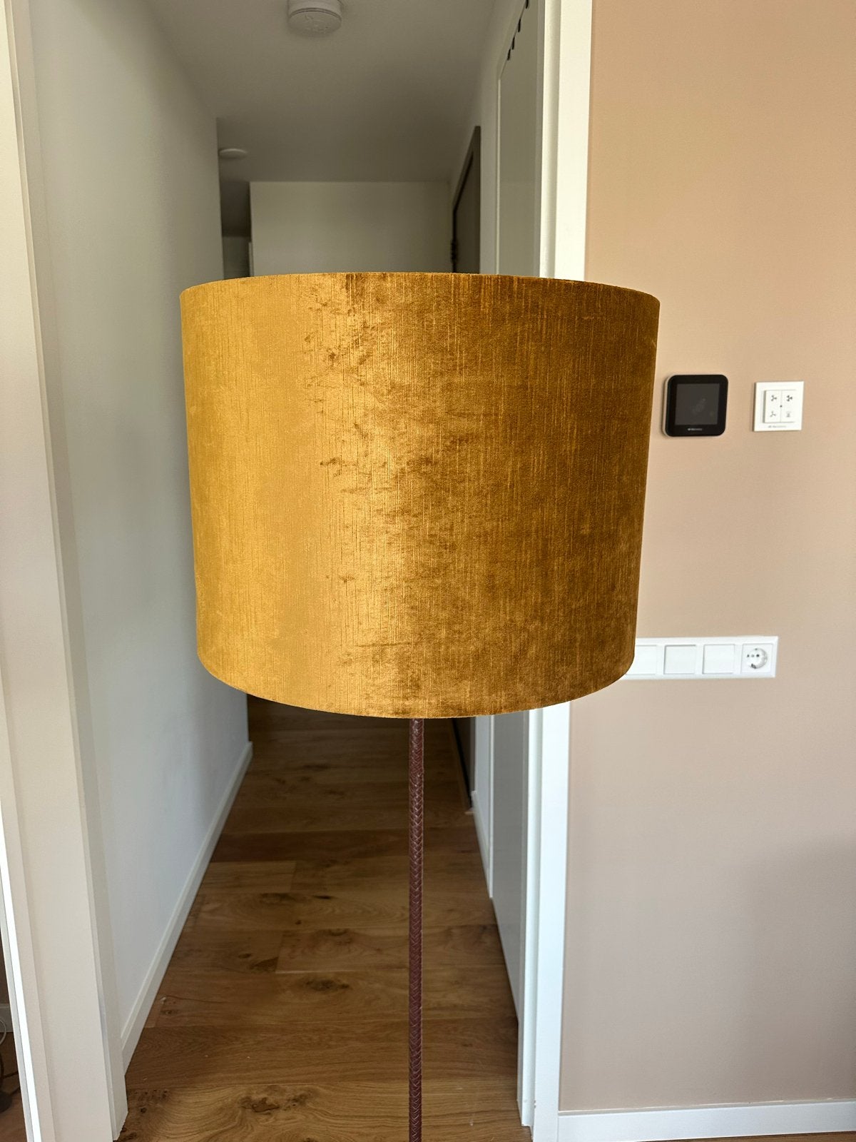 Grote staande lamp met okergele velvet lampenkap (Loods 5), Ophalen, Textiel, E27 (groot), Zo goed als nieuw