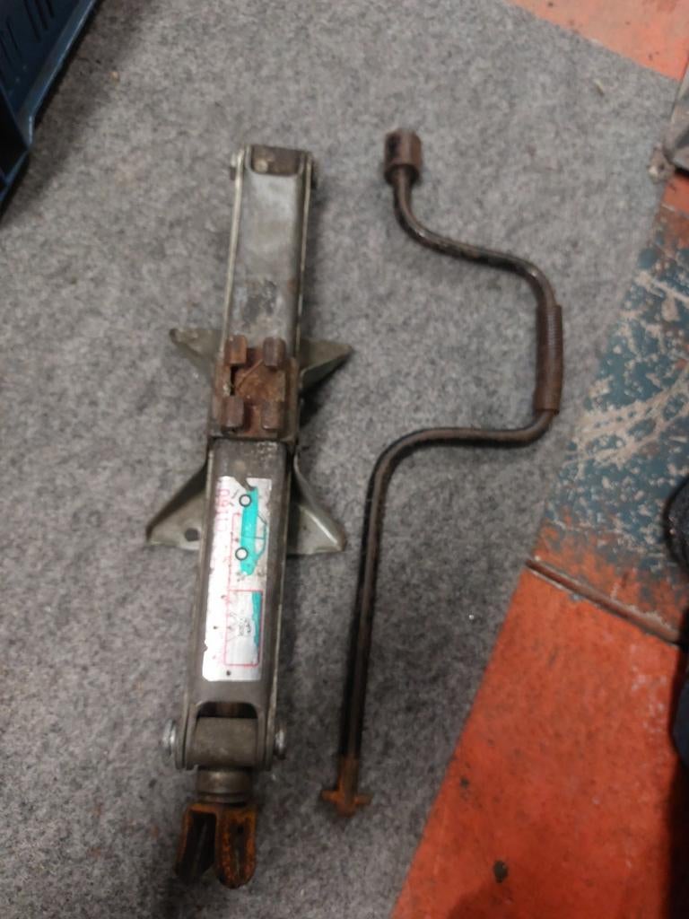 Toyota auto krik - Schaarkrik met slinger, Ophalen of Verzenden, Gebruikt, Mechanisch, Schaarkrik