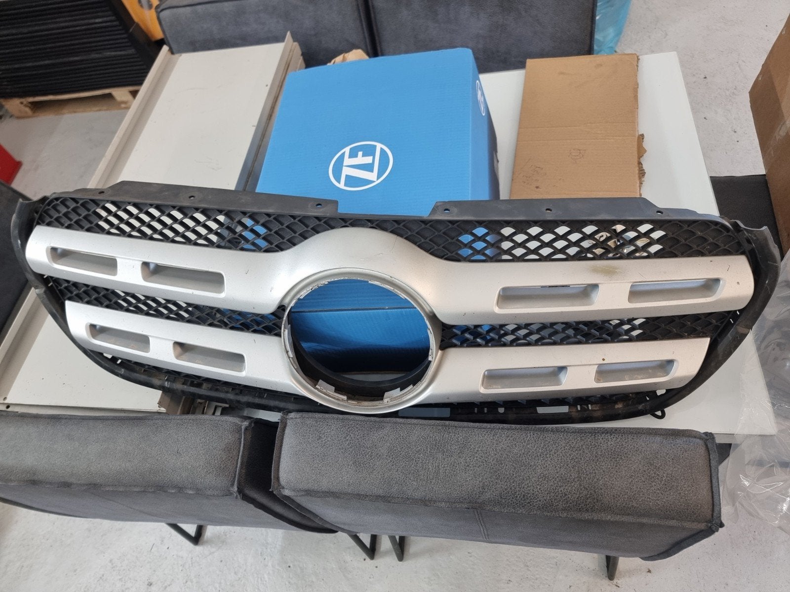 Grille grijs Mercedes X-klasse W470 (2017-heden), Ophalen of Verzenden, Gebruikt, Voor, Mercedes-Benz
