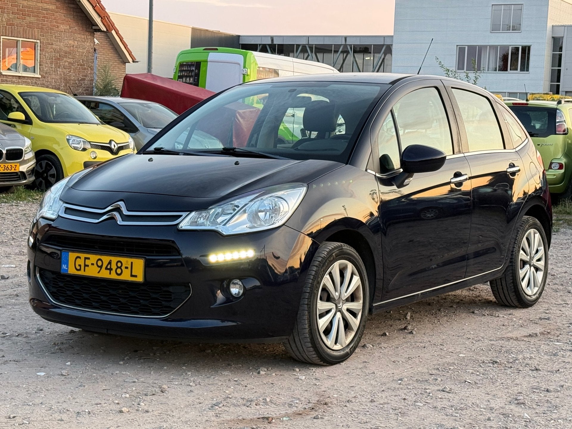 Citroen C3 1.0 PureTech Collection/ SCHERM/ LAAG KM, Auto's, Voorwielaandrijving, 450 kg, Gebruikt, 948 kg