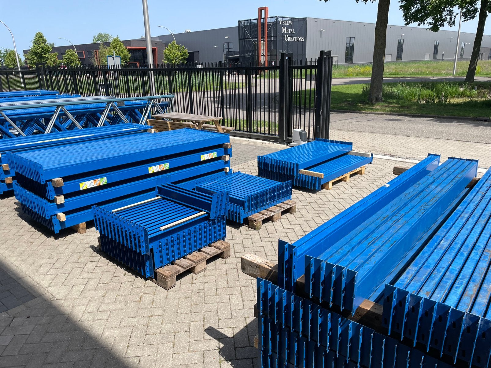 Diverse Palletstellingen blauw en verzinkt, Ophalen