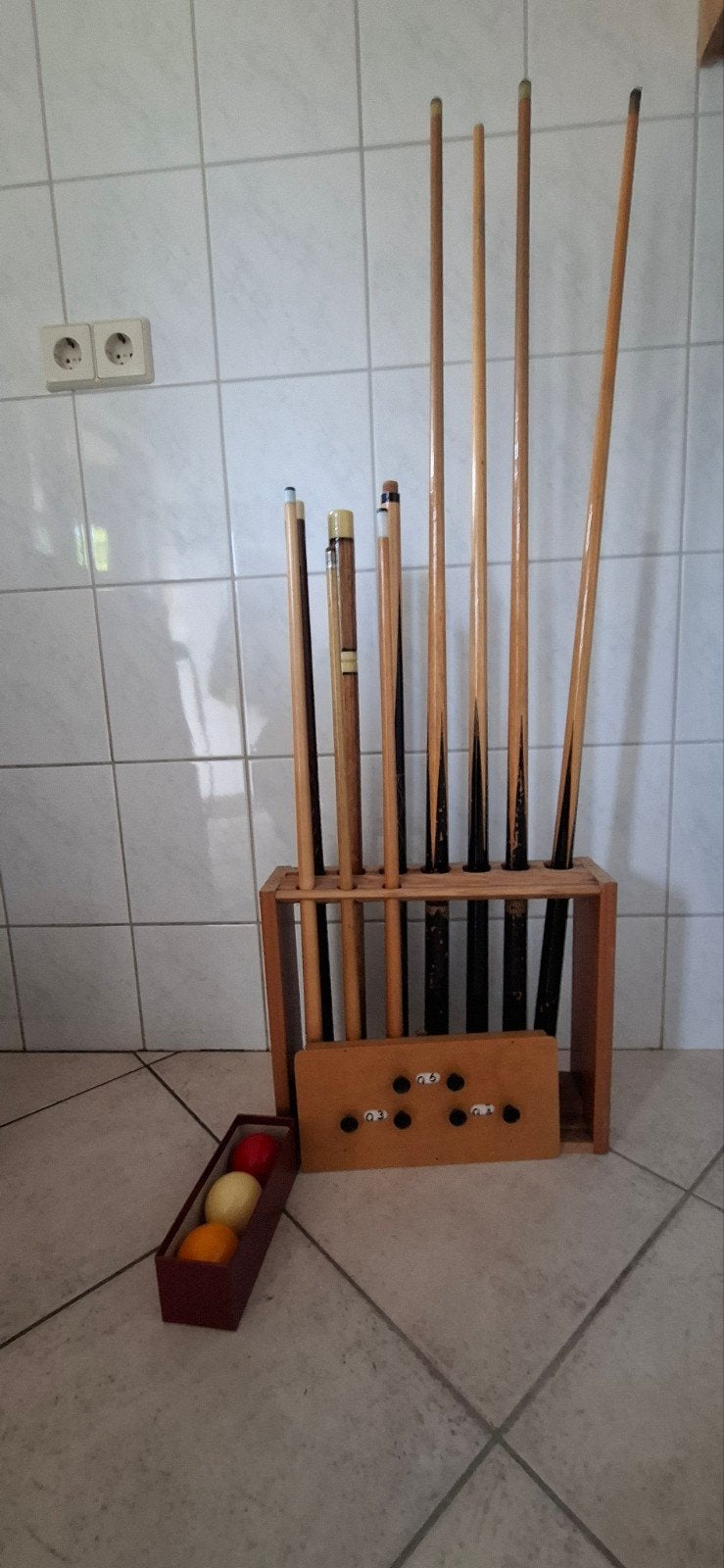 Biljartkeuen, ballen en scorebord, Ophalen