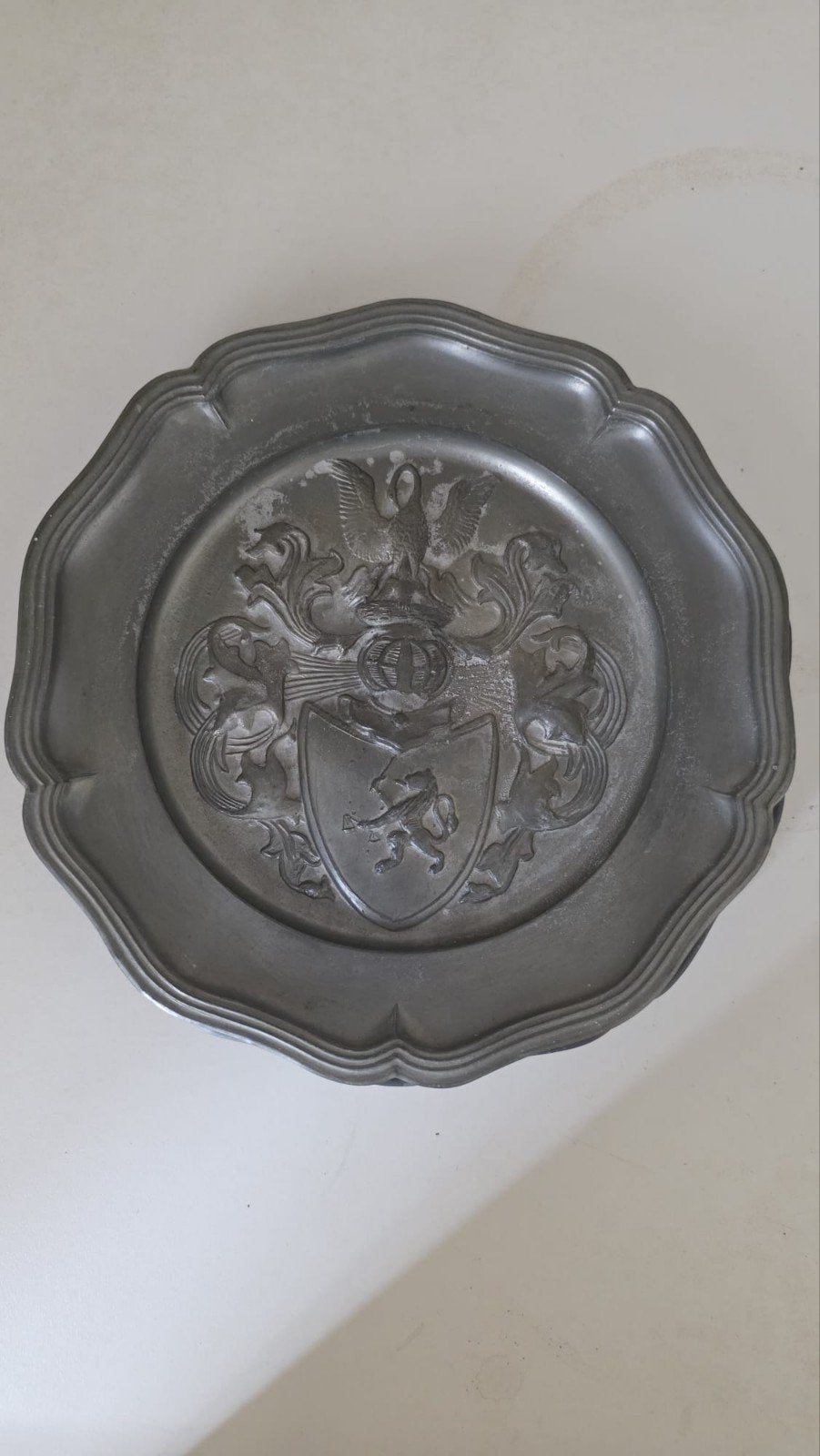 Set van 2 tinnen borden met reliëf decoratie, Antiek en Kunst, Antiek | Tin, Ophalen of Verzenden