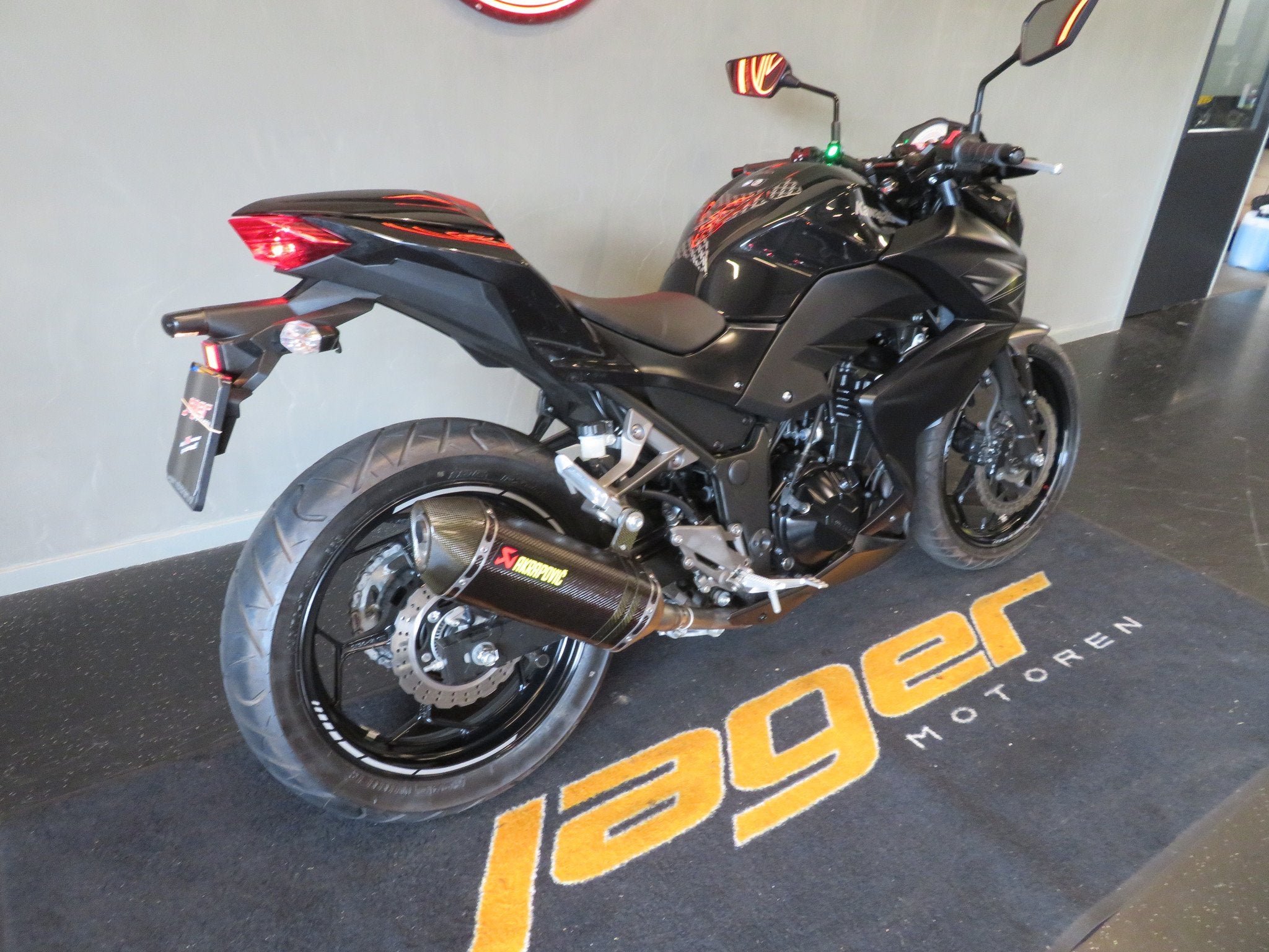 Kawasaki Z 300 Z300 ABS AKRA TOPPER! (bj 2016), Motoren, Naked bike, Gebruikt, Bedrijf