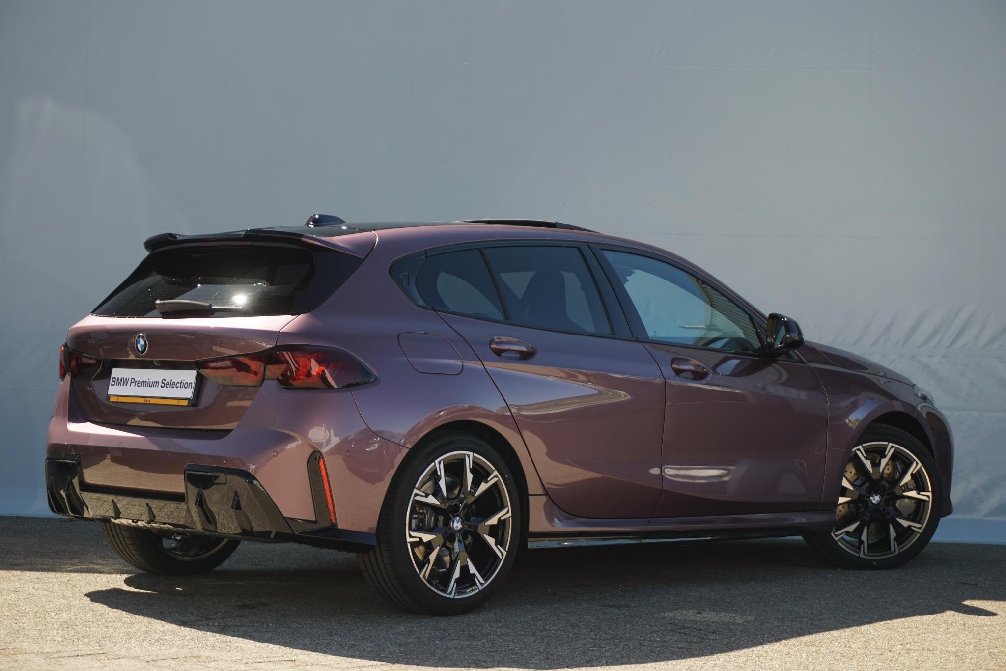 BMW 1 Serie 5-deurs 120 | M Sportpakket Pro | Harman Kardon, Origineel Nederlands, Bedrijf, 19 km/l, 3 cilinders