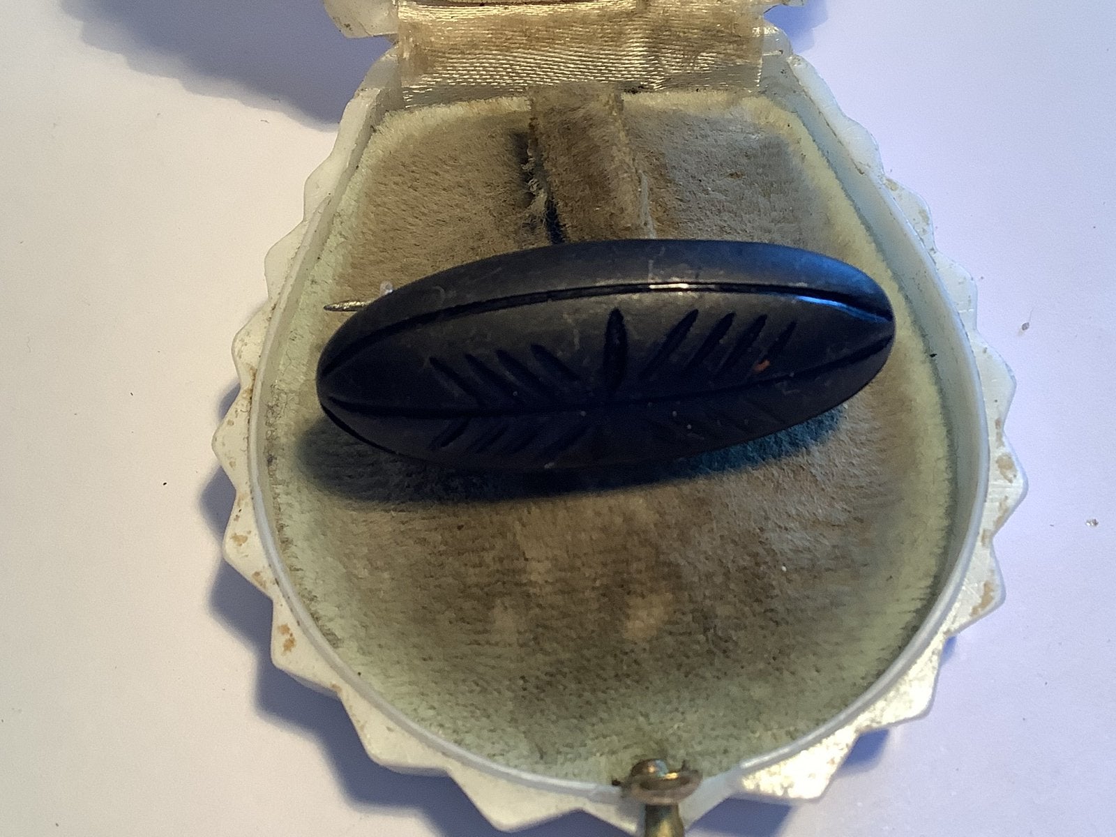 ANTIEKE KLEDERDRACHT BROCHE MET BEWERKTE GIT EDELSTEEN, Verzenden, Zilver, Broche, Met edelsteen