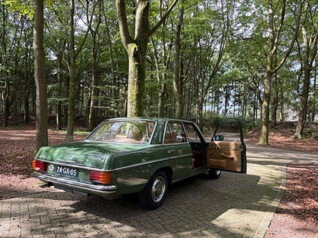 Mercedes-Benz 200 W115 /8 Nickelgrün (DB870) 1975 oldtimer, foto 4