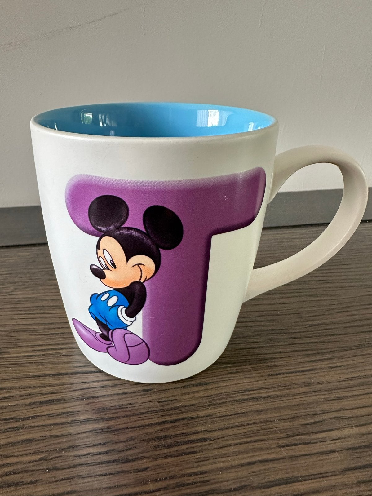 Nieuwe mok Disneyland Paris letter T Mickey Mouse, Huis en Inrichting, Keuken | Servies, Nieuw, Mok, Overige stijlen, Keramiek
