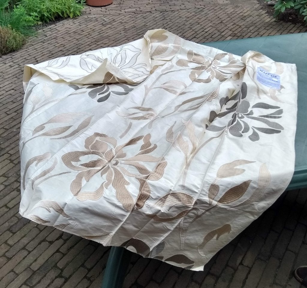 MAYFAIR Divine 100% zijde lap stof. Silk. Geborduurd patroon, Hobby en Vrije tijd, Stoffen en Lappen, Nieuw, Ophalen of Verzenden