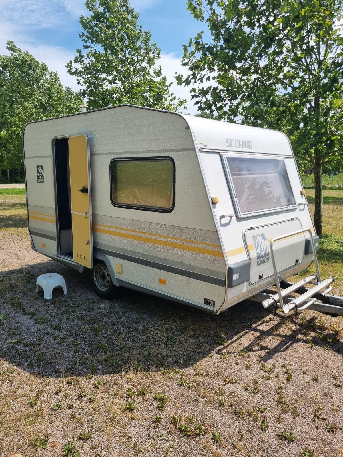 KNAUS COUNTRY 350 + GROTE VOORTENT + LUIFEL + AANBOUW BEUR, Dwarsbed, Stabilisator, Rondzit, 750 - 1000 kg