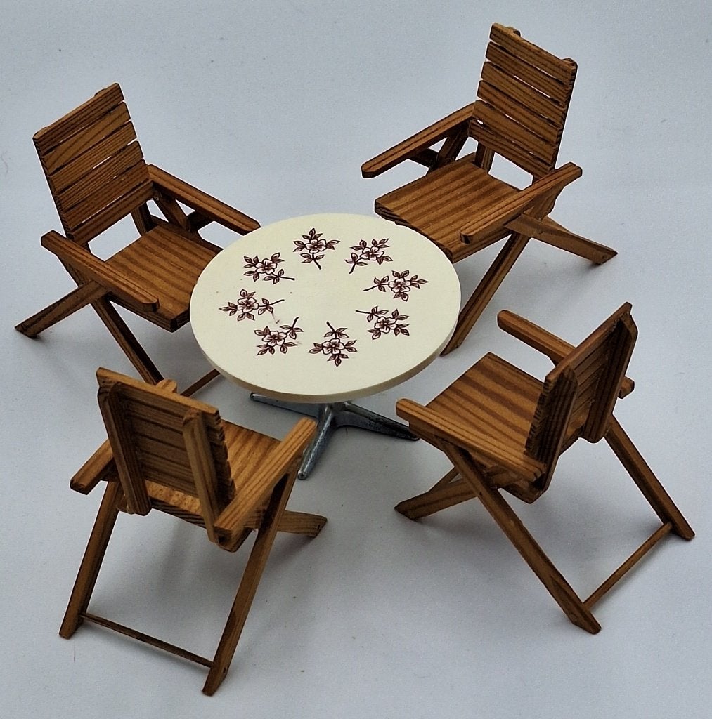 Vier tuinstoelen in licht of donker hout voor het poppenhuis, Ophalen of Verzenden, Zo goed als nieuw, Poppenhuis