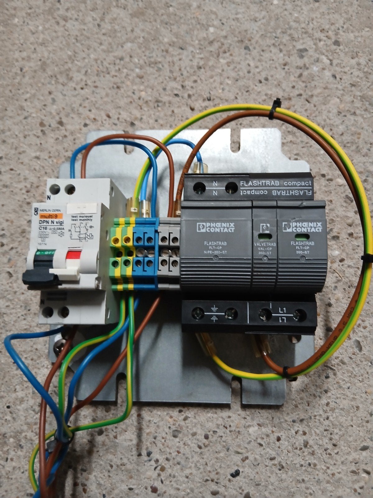 Aardlekschakelaar en overspanningsbeveiliging set, Ophalen of Verzenden, Gebruikt, Schneider Electric, Aardlekschakelaar