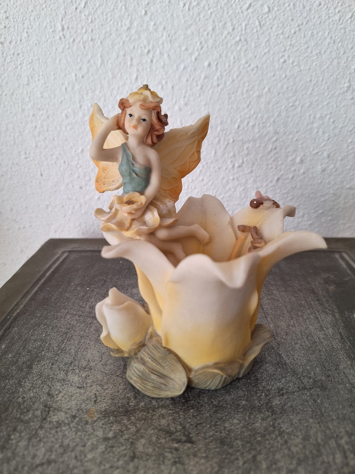 Betoverende Elf op Lelie Bloem Beeldje - Fantasy Decoratie, Verzamelen, Beelden en Beeldjes, Ophalen of Verzenden, Zo goed als nieuw