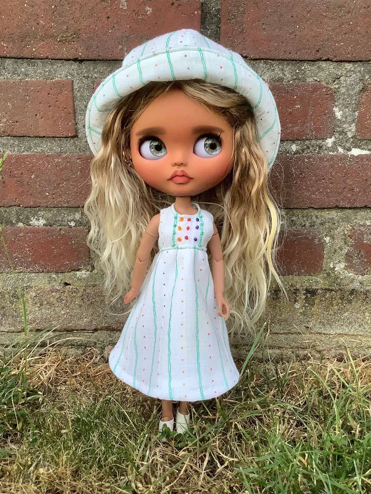 Zomerjurkje met zonnehoedje voor Blythe, Verzamelen, Poppen, Ophalen of Verzenden, Zo goed als nieuw, Kleertjes