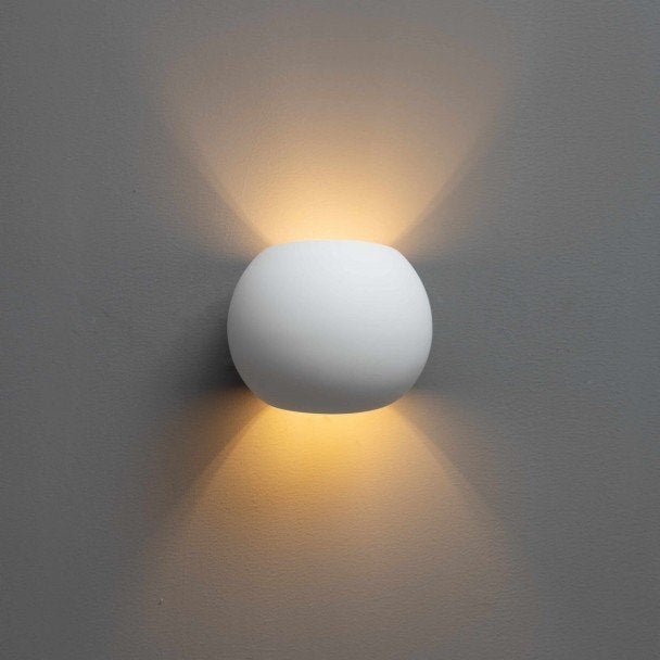 Moderne Witte Bolvormige Wandlamp - Up & Down Licht, Huis en Inrichting, Lampen | Wandlampen, Ophalen, Nieuw, Overige materialen