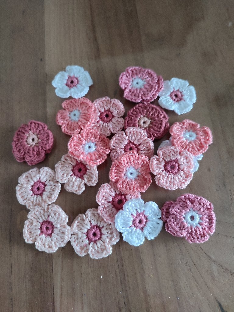 set van 24 gehaakte bloemetjes van katoen in zacht roze, Ophalen of Verzenden, Nieuw, Applicatie