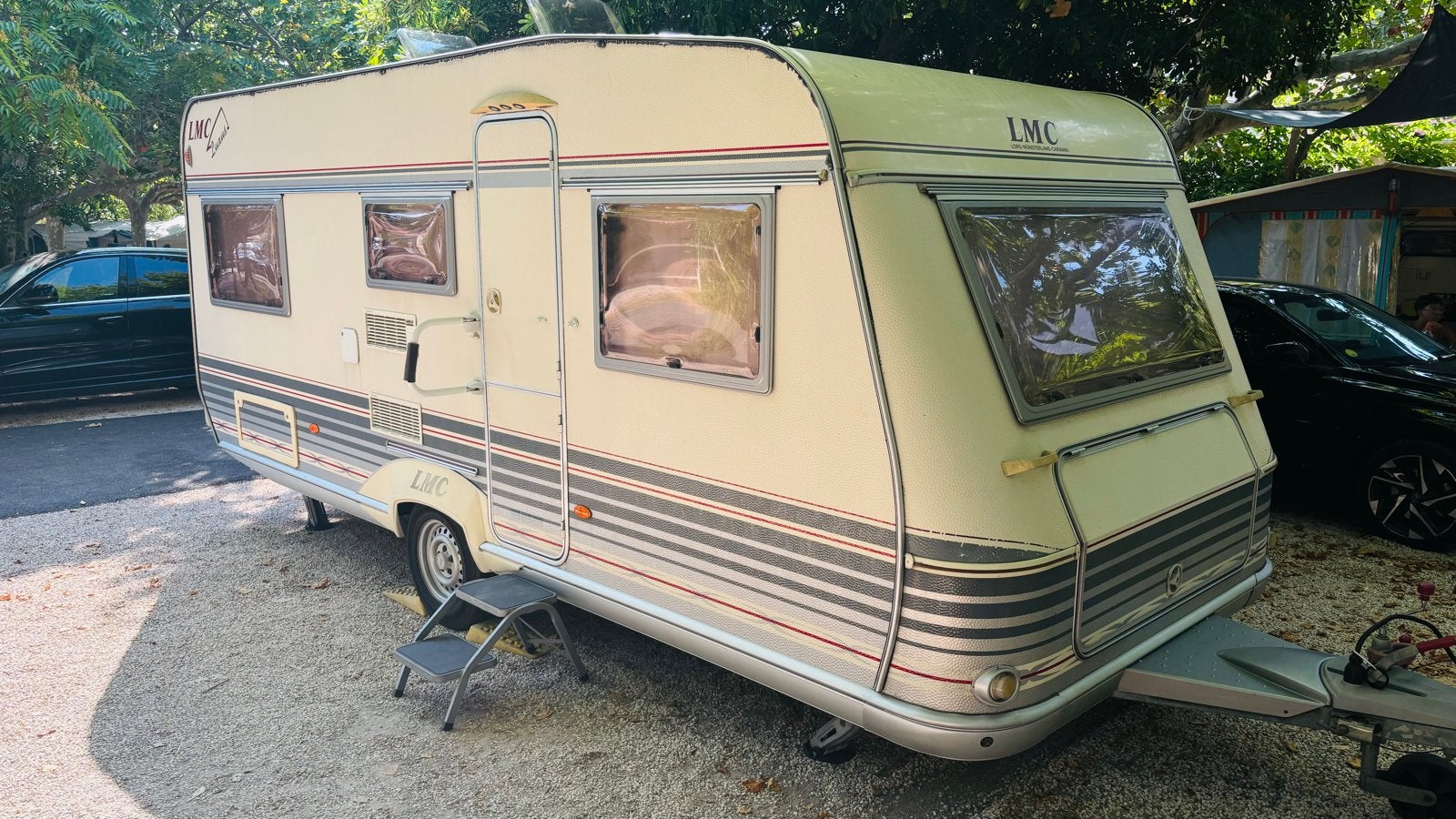 LMC 530 K1 Luxus Caravan met 2 aparte lengtebedden., Caravans en Kamperen, Caravans, Rondzit, 2 aparte bedden, Particulier, 6 tot 7 meter
