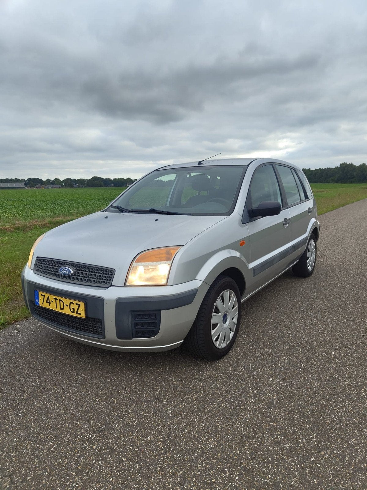 Ford Fusion 1.4 16V 2006 Grijs, Auto's, Voorwielaandrijving, 40 €/maand, Zwart, USB