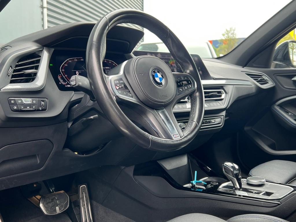 BMW 1-serie BWJ 2021 | 118i 136PK High Ex AUTOMAAT | LEER |, 136 pk, Gebruikt, Zwart, Bedrijf
