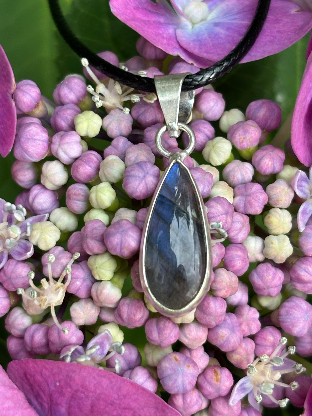 Labradoriet Edelsteen Ketting - Lederen Koord, Sieraden, Tassen en Uiterlijk, Kettingen, Nieuw, Ophalen of Verzenden, Steen of Mineraal